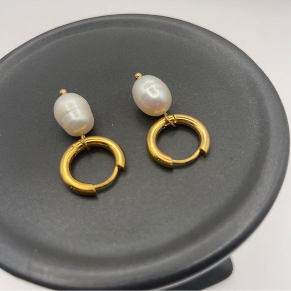 Gold Hoop Earrings with Freshwater Pearl Dangles – Chic Modern Style - Picture 4 of 6